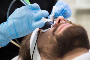 Adam oksijen tedavisi sırasında