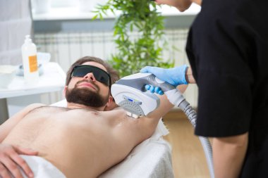 Koltuk altı lazer epilasyon, güzellik uzmanı'nın