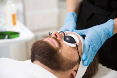 Güzellik Uzmanı'nın yatan adam