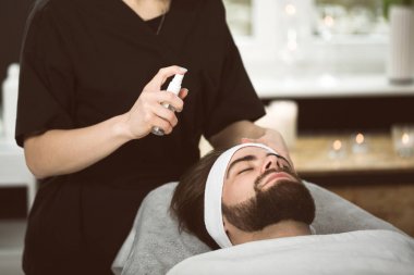 Erkekler altın maske Güzellik'ın terapisinde