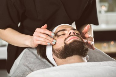 Erkekler altın maske Güzellik'ın terapisinde