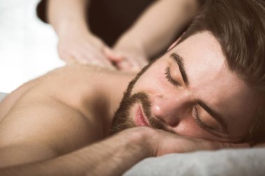 Adam bir tuz fırçalama güzellik bakımı sırasında rahatlatıcı