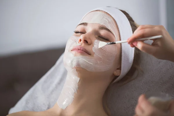 Woman getting enzymatic peeling at beautician's — Stock Photo, Image