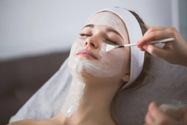 Mujer recibiendo descamación enzimática en esteticista —  Fotos de Stock