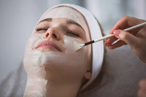 Mujer recibiendo descamación enzimática en esteticista —  Fotos de Stock