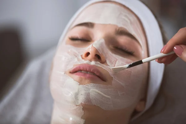 Mujer recibiendo descamación enzimática en esteticista —  Fotos de Stock