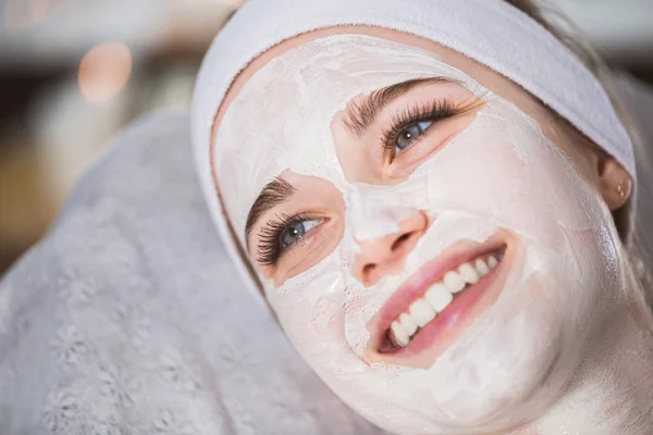 Mujer joven en terapia de descamación enzimática en el spa —  Fotos de Stock