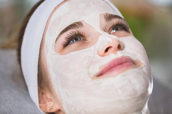 Mujer joven en terapia de descamación enzimática en el spa —  Fotos de Stock