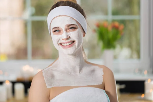 Young woman at enzymatic peeling therapy in spa — Stock Photo, Image