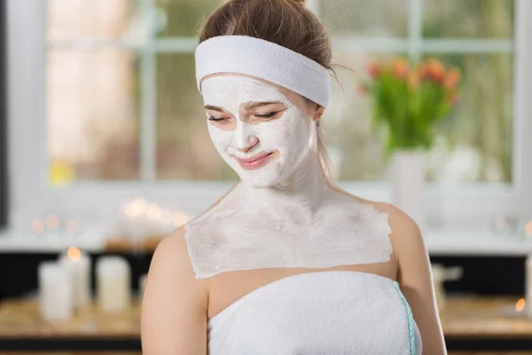 Young woman at enzymatic peeling therapy in spa — Stock Photo, Image