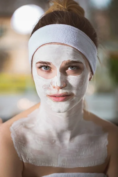 Ung kvinna på enzymatiska peeling behandling i spa — Stockfoto