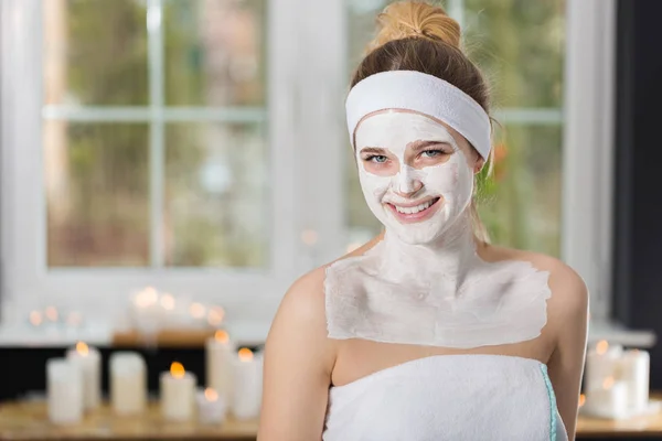 Young woman at enzymatic peeling therapy in spa — Stock Photo, Image