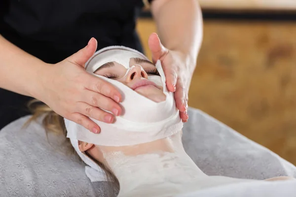 Frau bekommt Enzym-Peeling bei Kosmetikerin — Stockfoto