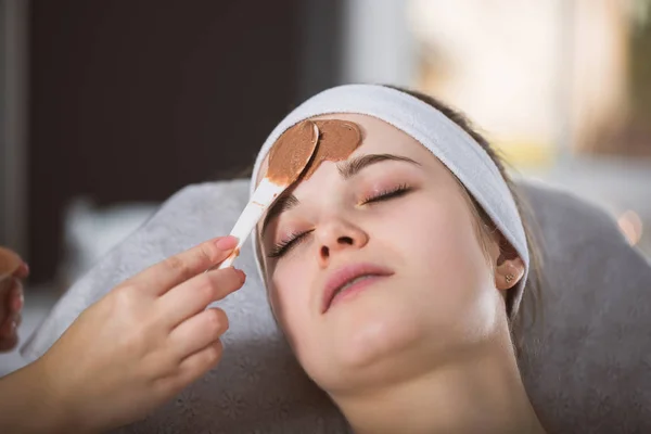 Mujer recibiendo tratamiento máscara de chocolate en el spa —  Fotos de Stock