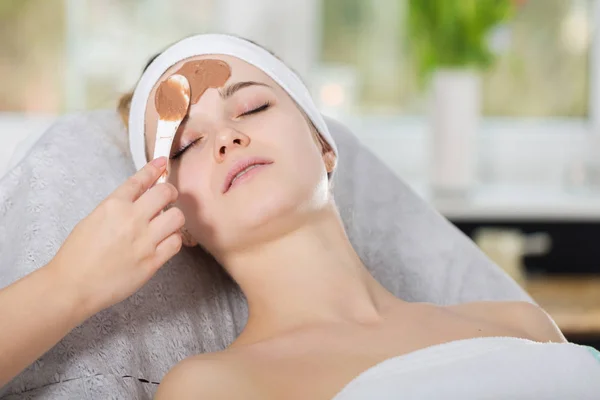 Mujer recibiendo tratamiento máscara de chocolate en el spa —  Fotos de Stock
