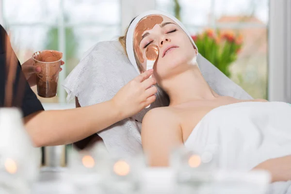 Mujer recibiendo tratamiento máscara de chocolate en el spa —  Fotos de Stock