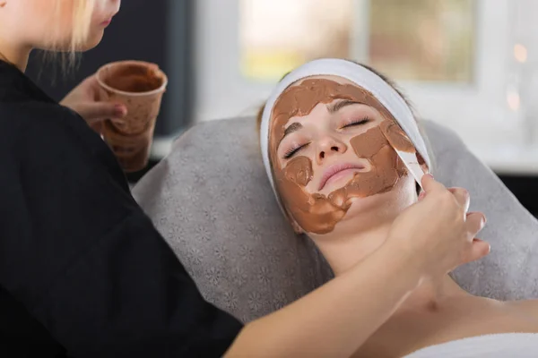 Mujer recibiendo tratamiento máscara de chocolate en el spa —  Fotos de Stock