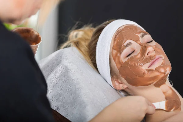 Femme obtenir un traitement de masque de chocolat dans le spa — Photo