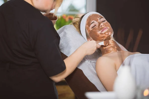 Mujer recibiendo tratamiento máscara de chocolate en el spa — Foto de Stock