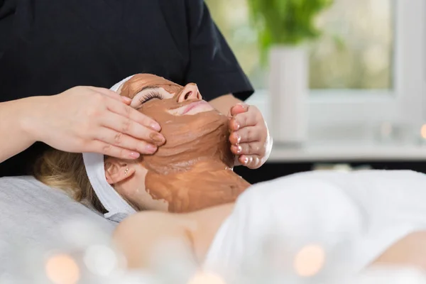 Frau bekommt Schokoladenmaskenbehandlung im Wellnessbereich — Stockfoto