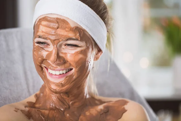 Νεαρή γυναίκα κατά τη διάρκεια αναζωογονητική μάσκα σοκολάτας θεραπεία στο spa — Φωτογραφία Αρχείου