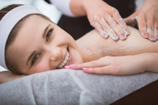 Young smiling woman getting firming sugar scrub therapy on her b — Stock Photo, Image