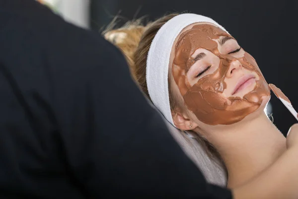 Mujer recibiendo tratamiento máscara de chocolate en el spa —  Fotos de Stock