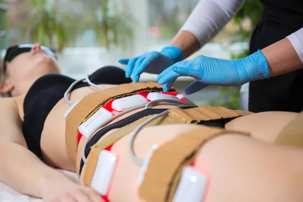 Frau erhält Schlankheits-Lipo-Laser-Therapie im Spa — Stockfoto