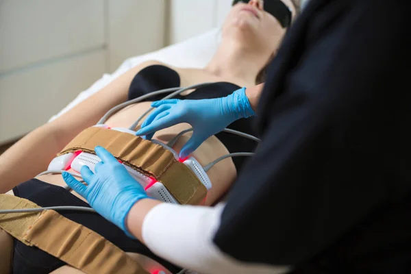 Kaplıcada zayıflama lipo lazer tedavi alan kadın