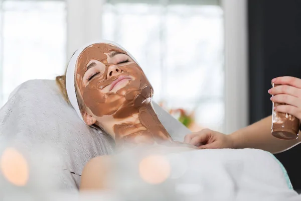 Mujer recibiendo tratamiento máscara de chocolate en el spa —  Fotos de Stock