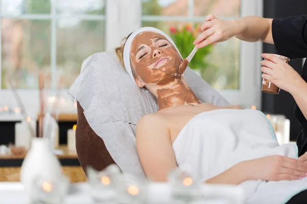 Frau bekommt Schokoladenmaskenbehandlung im Wellnessbereich — Stockfoto