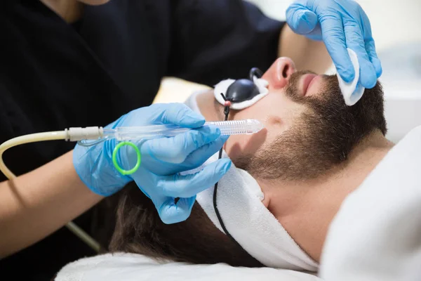 Hombre durante la oxigenoterapia — Foto de Stock