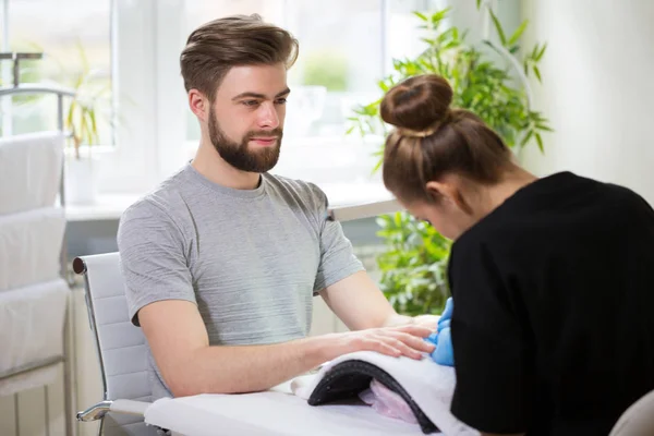 Mannen under manikyr — Stockfoto