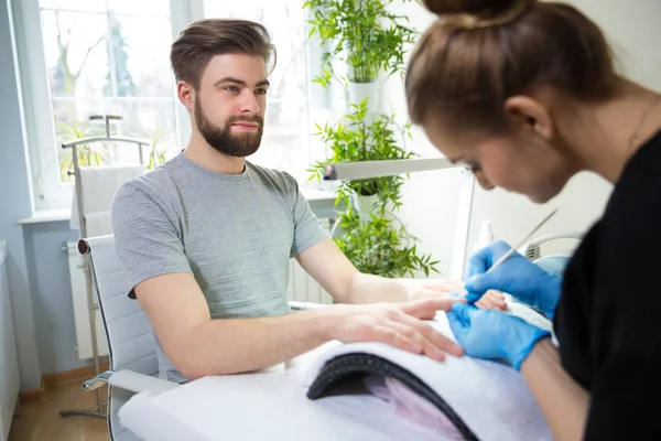 Mężczyzna podczas manicure — Zdjęcie stockowe