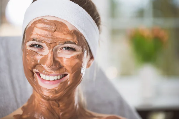 Mujer joven durante el refrescante tratamiento con mascarilla de chocolate en spa —  Fotos de Stock