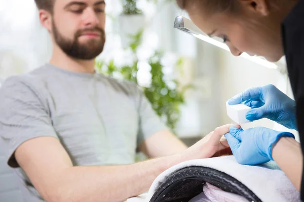 Mężczyzna podczas manicure — Zdjęcie stockowe