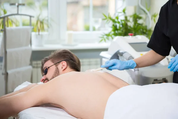 Terapia de IPL en la espalda de los hombres — Foto de Stock