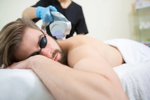 Terapia de IPL en la espalda de los hombres — Foto de Stock