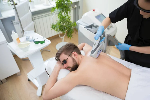 IPL therapy at men's back — Stock Photo, Image