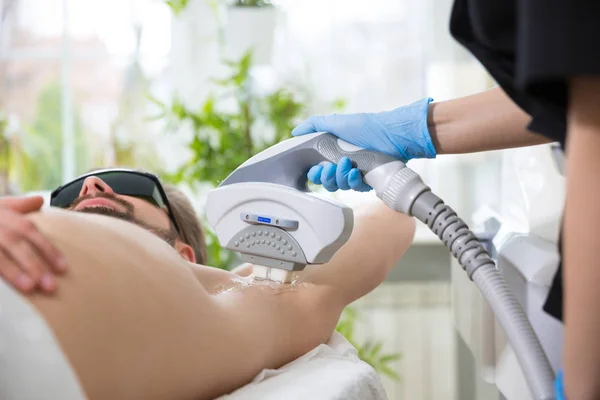 Achsellaser-Epilation bei Kosmetikerin — Stockfoto