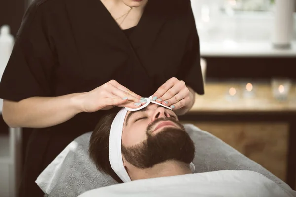 Erkekler altın maske Güzellik'ın terapisinde — Stok fotoğraf