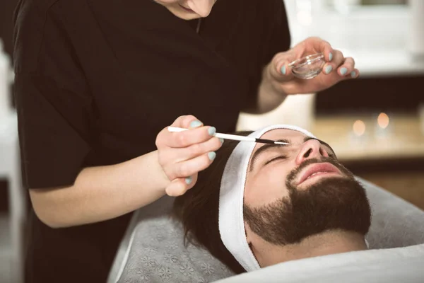 Erkekler altın maske Güzellik'ın terapisinde — Stok fotoğraf