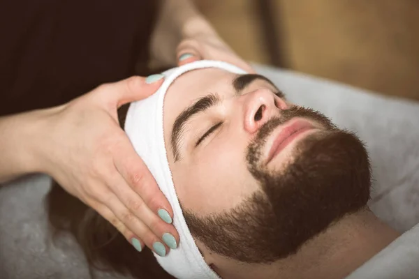 Mascarilla de oro para hombres en esteticista —  Fotos de Stock