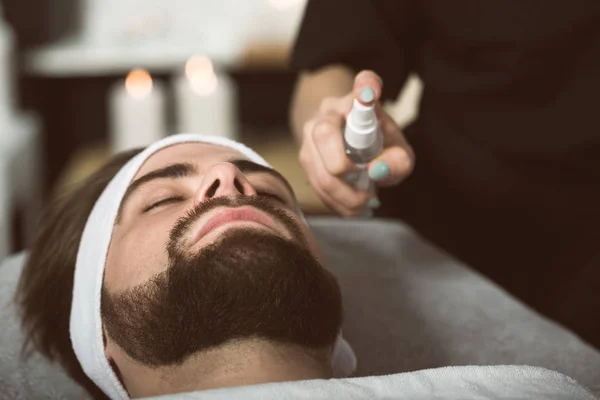 Mascarilla de oro para hombres en esteticista —  Fotos de Stock