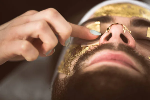 Masque doré pour hommes chez l'esthéticienne — Photo