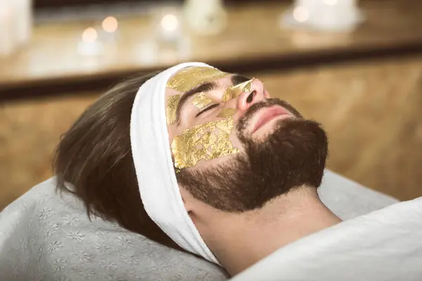 Masque doré pour hommes chez l'esthéticienne — Photo