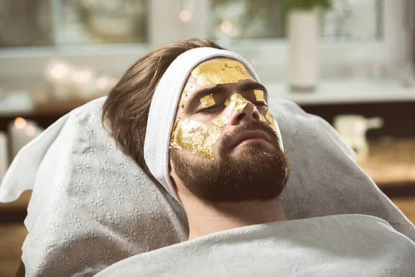 Mascarilla de oro para hombres en esteticista —  Fotos de Stock