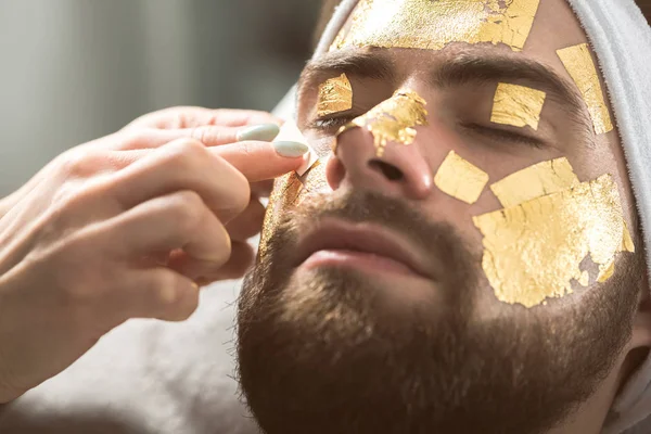 Férfi arany maszk terápia: kozmetikus — Stock Fotó