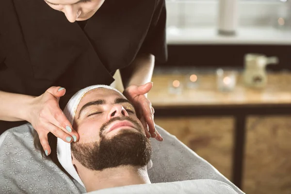 Goldmaskentherapie für Männer bei Kosmetikerin — Stockfoto