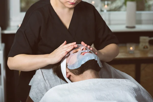 Tratamiento de máscara de biocelulosa para hombres en el spa —  Fotos de Stock